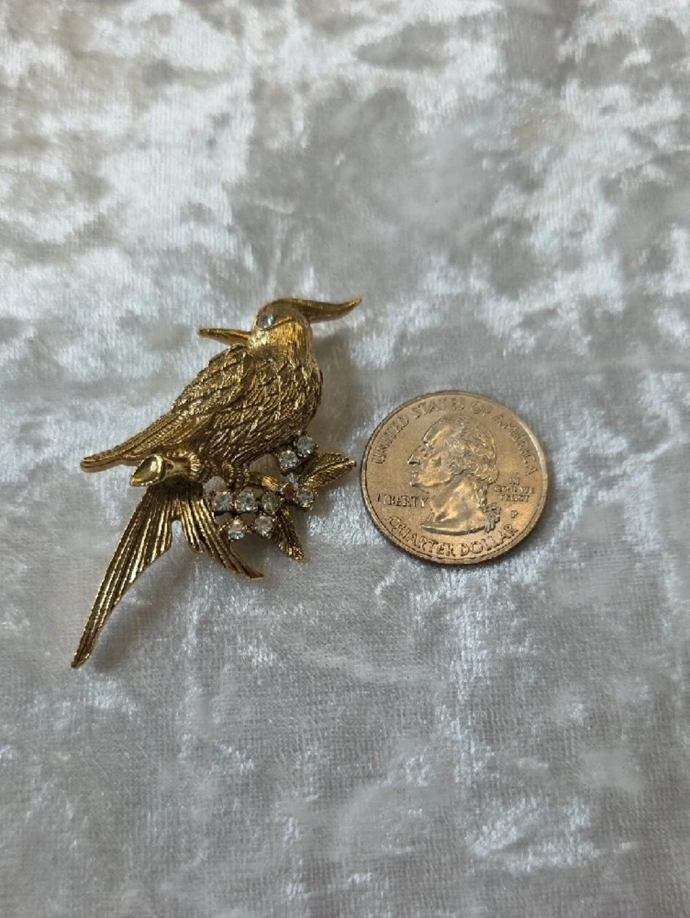 Vintage Gold Tone Bird Brooch Pin - Elegant Avian Accent